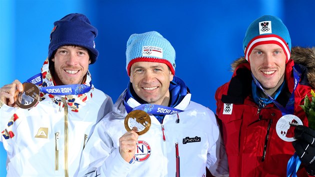 esk biatlonista Jaroslav Soukup (vlevo) dostal pi slavnostnm ceremonilu bronzovou olympijskou medaili, kterou vybojoval v zvodu na 10 kilometr. Na snmku je s vtzem zvodu Norem Ole Einar Bjoerndalenem a stbrnm Rakukem Dominikem Landertingerem. (9. nora 2014)