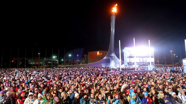 Dav fanouk sleduje slavnostn medailov ceremonil, na kterm esk biatlonista Jaroslav Soukup dostal bronzovou olympijskou medaili, kterou vybojoval v zvodu na 10 kilometr. (9. nora 2014)