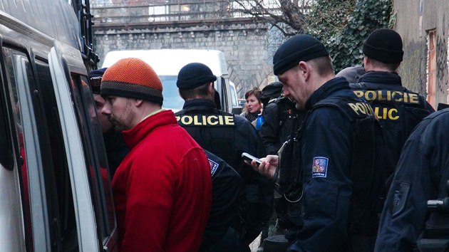 Policie vykzala squatery z domu v Neklanov ulici na praskm Vyehrad (7. nora 2014).