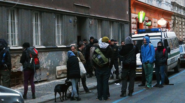 Policie vykzala squatery z domu v Neklanov ulici na praskm Vyehrad (7. nora 2014).
