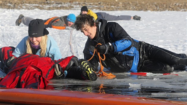 Studenti Zdravotn sociln fakulty Jihoesk univerzity nacviovali pod vedenm vodnch zchran na jejich zkladn v Doln Vltavici u Lipna zchranu tonoucho z ledu.