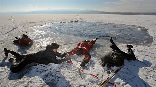 Zchrana lovk, pod nm se propadne led, nen u Lipna nijak vjimen. Sla ledu na zamrzlm jezee se mn, co nkte lid podceuj.