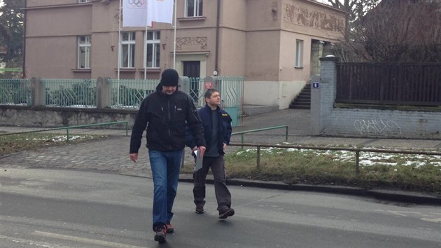 Policist odchzej z prask kancele eskho olympijskho vboru, kde zasahovali kvli podezelmu balku. Ohlednm zjistili, e v balku jsou propagan pedmty. (6. 2. 2014)