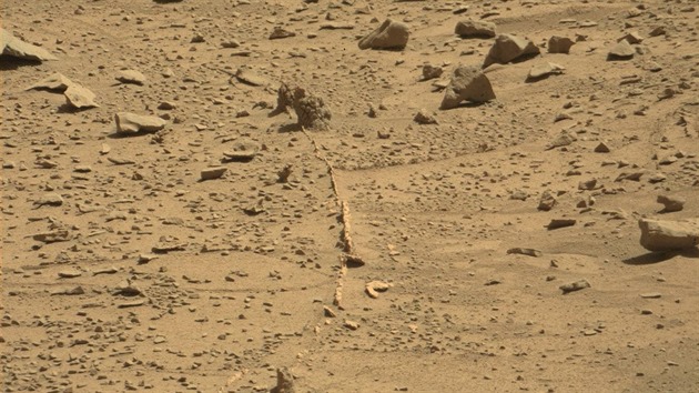 V prav sti panoramatick mozaiky jsou vidt hlubok stopy kol na okraji duny z msta, kde Curiosity provovala pevnost povrchu, ne se pemstila do lev sti, aby se opatrn vydala k hran duny. Porovnn prav i lev sti panoramatu dokld, e idii skuten vybrali bezpenj cestu. Pekroen hrany psen duny bylo nakonec odloeno o jeden den na tvrtek 6. 2.