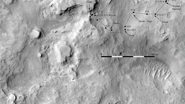 Na zbru ze 4. nora je zakreslena cesta Curiosity k levmu okraji psen duny v Dingo Gap v 533. dni innosti vozidla na Marsu.