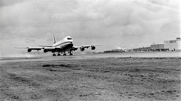 Boeing 747 poprv startuje z letit Paine Field u Seattlu.