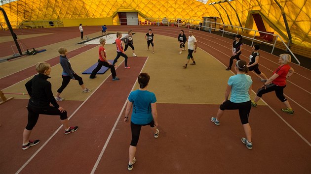 Po diskuzi v Running Mallu se skupina pesunula do haly na Strahov, kde se spolen s trenrem Miloem korpilem rozklusala a prothla ped nronm testem.