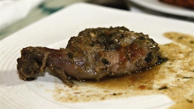 Takto servruj maso pralesn krysy v restauraci Les feuilles vertes v kamerunsk metropoli Yaound. Chutn vborn. 