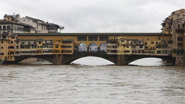 Obyvatel Florencie hled na rozvodnnou eku Arno z historickho mostu Ponte Vecchio. (31. ledna 2014)
