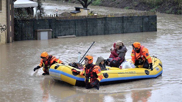 Hasii evakuuj obyvatele mskho pedmst Prima Porta, kter zaplavila voda. (31. ledna 2014)