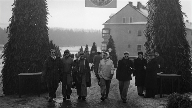 Na rychlobruslask zvody ve Svratce v roce 1955 pipravili poadatel slavnostn vzdobu s vlajkami a chvojm.