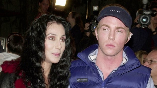 Cher se synem Elijahem Bluem Allmanem v roce 2001