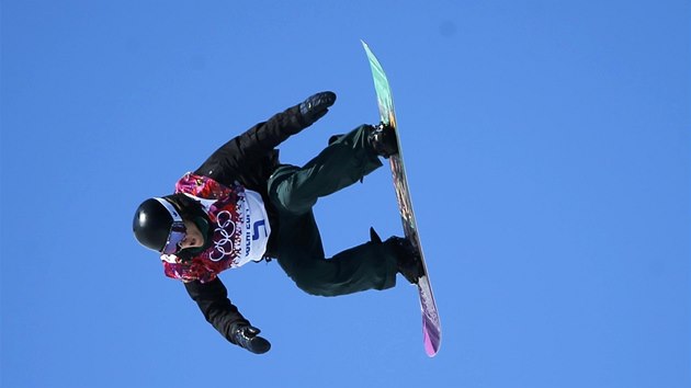 VE VZDUCHU. Isabel Derungsov v kvalifikaci slopestylu snowboardistek na