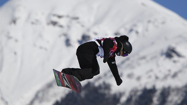 POD VRCHOLKY KAVKAZU. Christy Priorov v kvalifikaci slopestylu snowboardistek