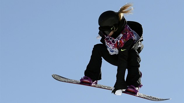 TRIK. Anna Gasserov v kvalifikaci slopestylu snowboardistek na olympijskch hrch v Soi. 
