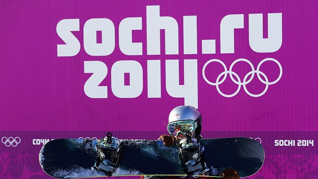 POD OLYMPIJSKMI KRUHY. rka Panochov v kvalifikaci slopestylu snowboardistek na olympijskch hrch v Soi. 