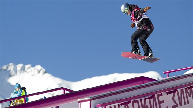 Snowboardistka rka Panochov pi trninku slopestylu v Krsn Poljan, djiti olympijskch sout.