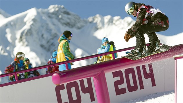 Snowboardistka rka Panochov pi trninku slopestylu v Krsn Poljan, djiti olympijskch sout.