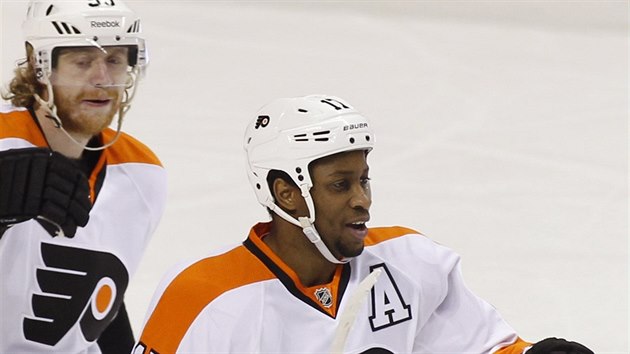 Jakub Vorek (vpravo) a Wayne Simmonds z Philadelphie po vstelenm glu v duelu se San Jose.