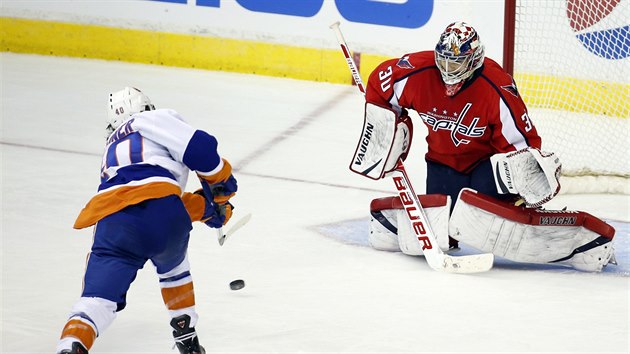 Washingtonsk glman Michal Neuvirth el stele Michaela Grabnera z New York Islanders.