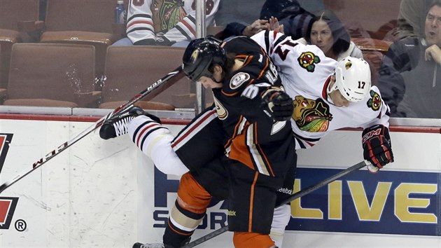 U mantinelu bojuj Matt Beleskey (vlevo) z Anaheimu a Sheldon Brookbank z Chicaga.