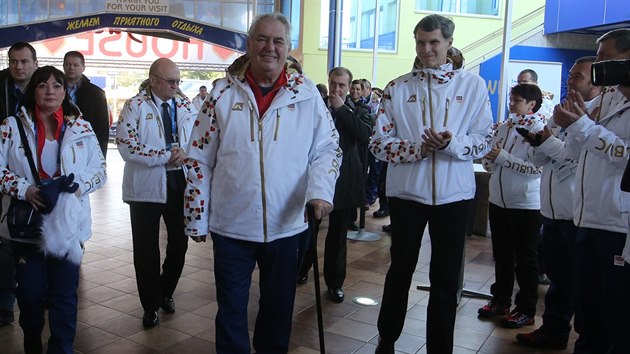 Prezident Milo Zeman pi pchodu do eskho domu v Soi.