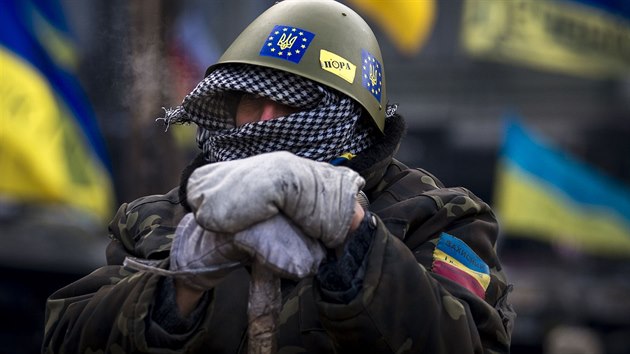 Protivldn aktivista na barikd v centru Kyjeva v sobotu 1. nora 2014