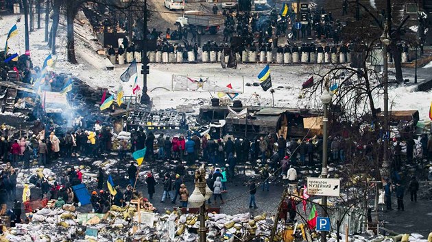 Pohled na barikdu s demonstranty proti kordonu policist na Hruevskho td v centru Kyjeva (sobota 1. nora 2014)