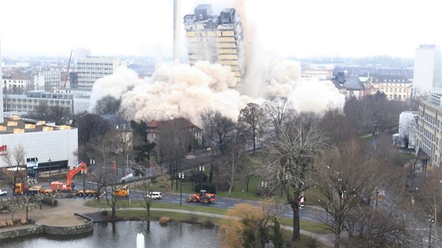 Demolici 116 metr vysok budovy ve Frankfurtu si nenechalo ujt asi 30 tisc divk.