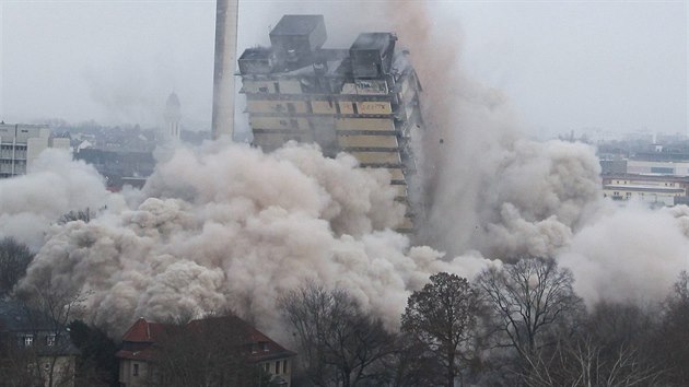 AfE-turm patc Goetheho univerzit ve Frankfurtu se porouela k zemi dky tun vbunin.