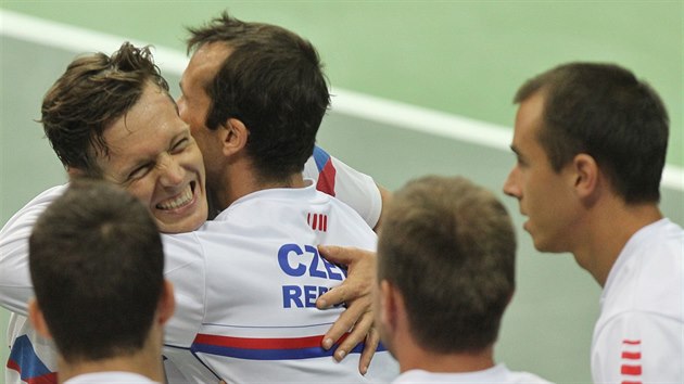 Tom Berdych (vlevo) prv zajistil eskm tenistm postup do tvrtfinle Davis Cupu, gratuluje mu Radek tpnek.