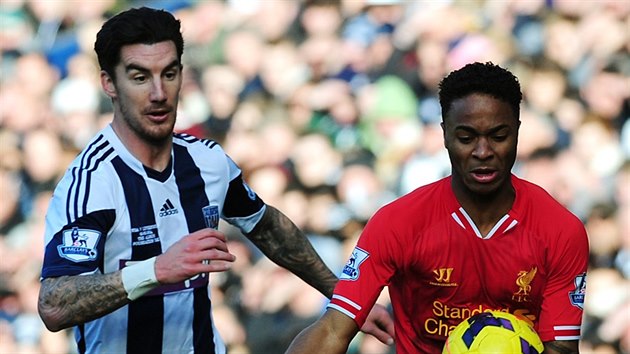 Liam Ridgewell (vlevo) z WBA se pokou zskat m na Raheemovi Sterlingovi z Liverpoolu.