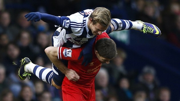 Matj Vydra z West Bromwich Albion si vyskoil na Stevena Gerrarda z Liverpoolu.