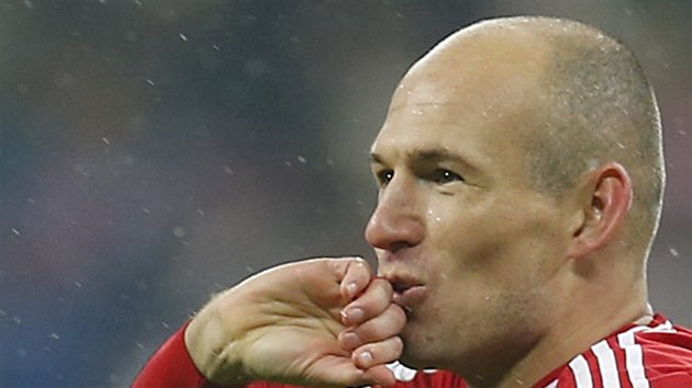 Arjen Robben z Bayernu Mnichov slav svj gl proti Frankfurtu.