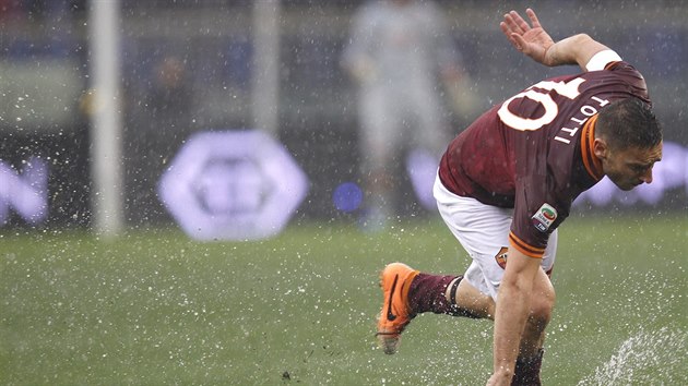 Francesco Totti z AS m pad na podmen trvnk Olympijskho stadionu.