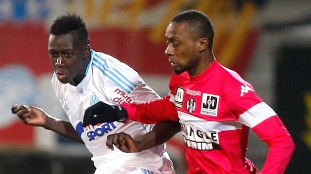 Benjamin Mendy (vlevo) z Marseille odehrv m ped Jeanem-Danielem Akpou-Akprem z Toulouse.