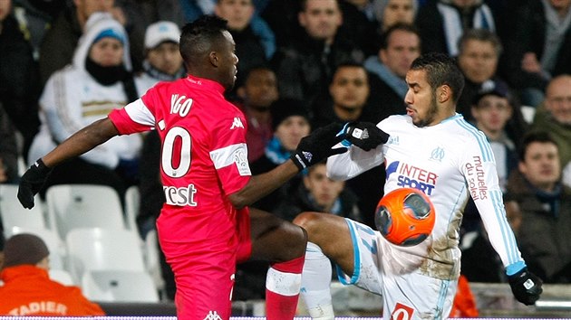 Dimitri Payet (vpravo) z Marseille a  Steeve Yago  z Toulouse bojuj o m.