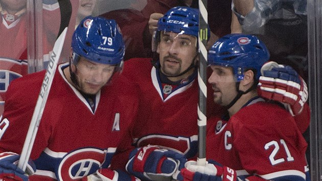 Andrej Markov, Tom Plekanec  a Brian Gionta (vlevo) z Montrealu oslavuj gl.