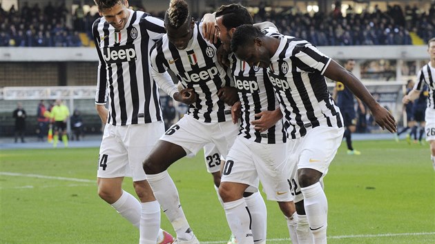TANEEK. Stelec Juventusu Turn Carlos Tvez (druh zprva) oslavuje se spoluhri branku na hiti Verony.