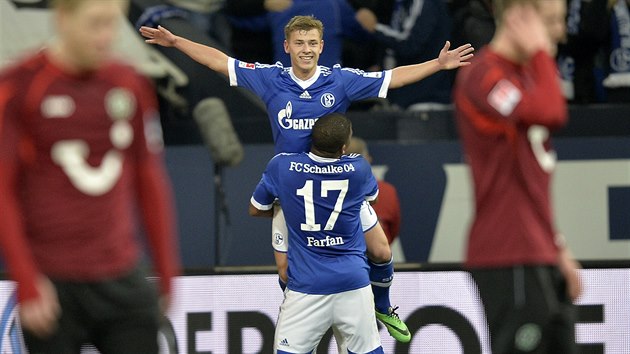 OSLAVY. Max Meyer (nahoe) ze Schalke slav se spoluhrem Jeffersonem Farfanem gl do st Hannoveru.