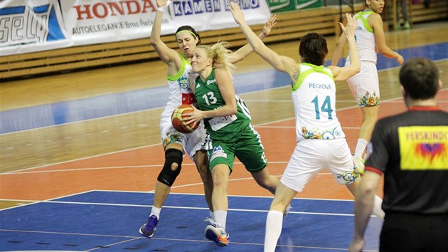Momentka z basketbalovho derby en mezi brnnskm IMOSem a Valosunem (zelen).