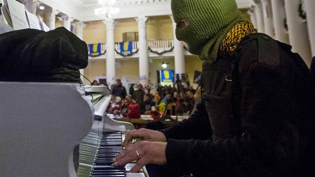 Maskovan pianista hraje na kyjevsk radnici (Ukrajina, 1. nor 2014).