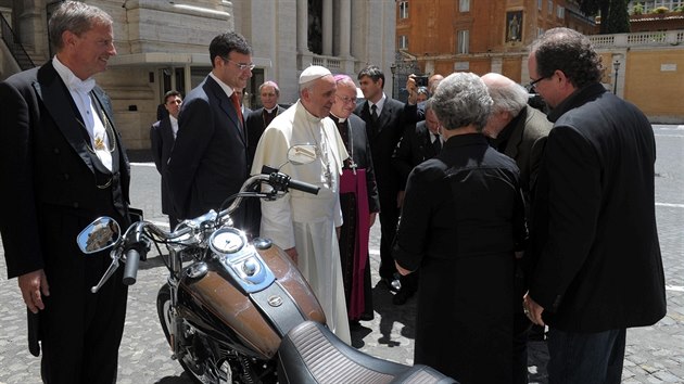 Pape Frantiek se svm motocyklem Harley-Davidson (m, erven 2013).