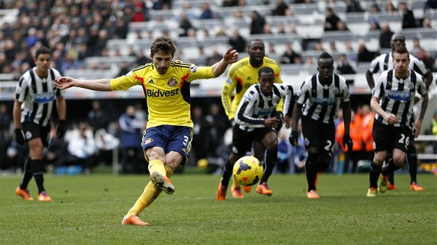 NEZAHODIL JI. Fabio Borini ze Sunderlandu skruje z penalty proti Newcastlu.