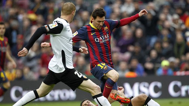 NEPROJDE. Fotbalist Valencie si hled barcelonsk hvzdy Lionela Messiho.