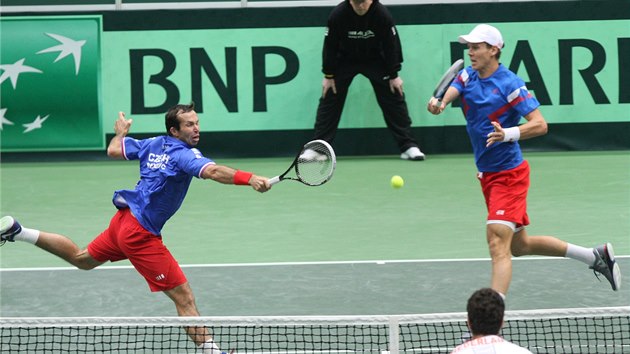 TYHRA. Radek tpnek a Tom Berdych (vpravo) v duelu s Nizozemci.