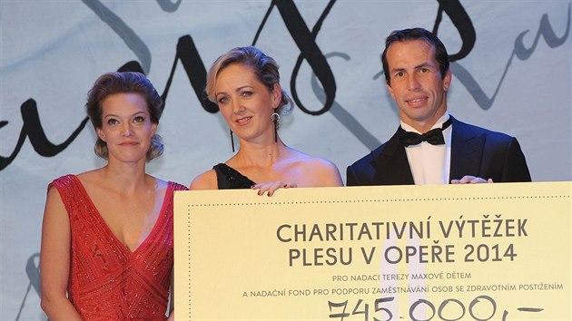 Ples v Opee - editelka plesu Zuzana Vinzens, editelka Nadace Terezy Maxov dtem Tereza Sverdlinov a tenista Radek tpnek (Praha, 8. nora 2014)