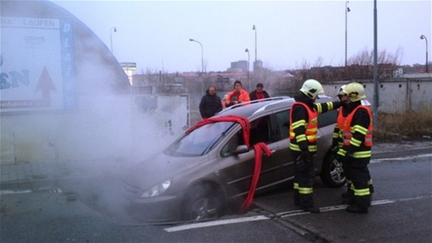Brnnt hasii vyprouj auto, kter v nedli vjelo do propadnut dry ve vozovce. Ta vznikla kvli havrii parovodu (9. 2. 2014).