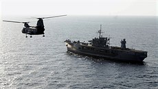 Loď amerického námořnictva USS Mount Whitney na archivním snímku Loď amerického námořnictva USS Mount Whitney na archivním snímku