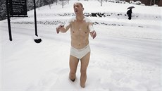 Realistická socha náměsíčného muže, která se objevila před Wellesley College ve... Realistická socha náměsíčného muže, která se objevila před Wellesley College ve...
